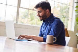 Joven cursando virtualmente una capacitación de IRAM Formación