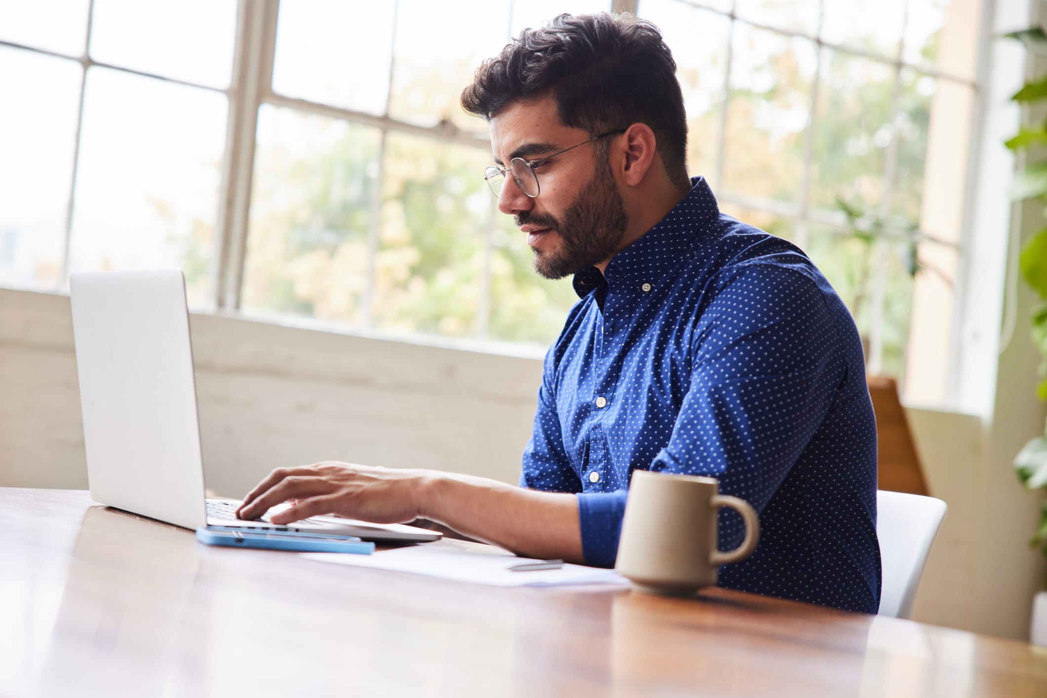 Joven cursando virtualmente una capacitación de IRAM Formación