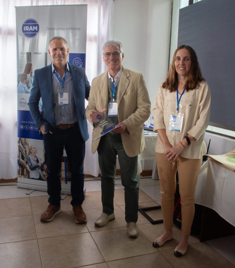 Walter Martínez recibe una distinción de parte del director de Negocios y Excelencia Comercial y la gerente de Negocios de Agroalimentos, Juan Manuel Borda y María José Carna.